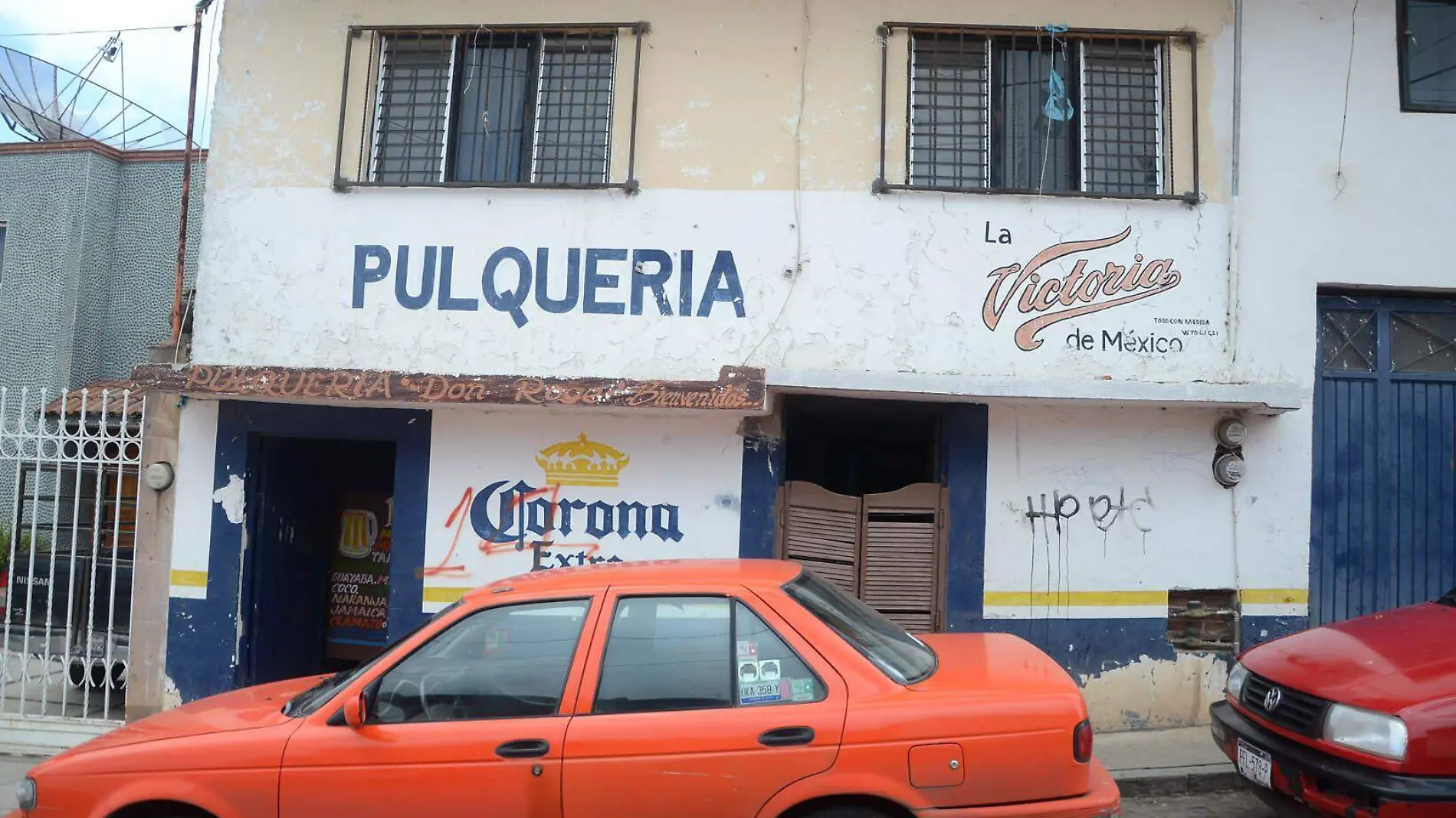 La Pulquería de Don Roge se encuentra a la mitad de la calle Vicente Guerrero en la cabecera municipal.